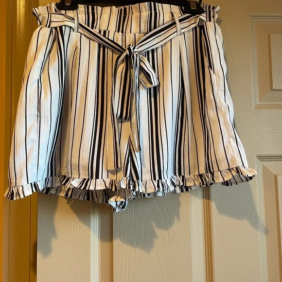 Love Striped Black & White Paper Bag Shorts w/Pockets & Tie-Waist, Size Medium - Picture 2 of 12